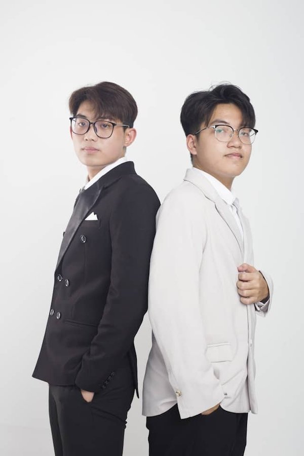 What is the Best Way to Accessorize a Plain Grey Suit for Women?